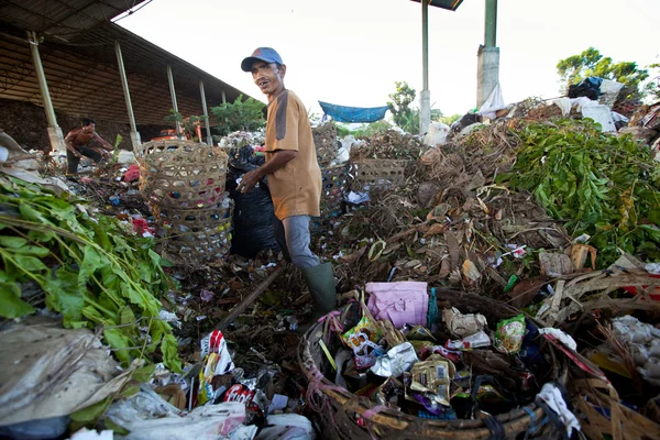 BALI, INDONÉSIA 11 DE ABRIL: Pobre da ilha de Java trabalhando em uma escavação na lixeira em 11 de abril de 2012 em Bali, Indonésia. Bali produziu diariamente 10.000 metros cúbicos de resíduos . — Fotografia de Stock